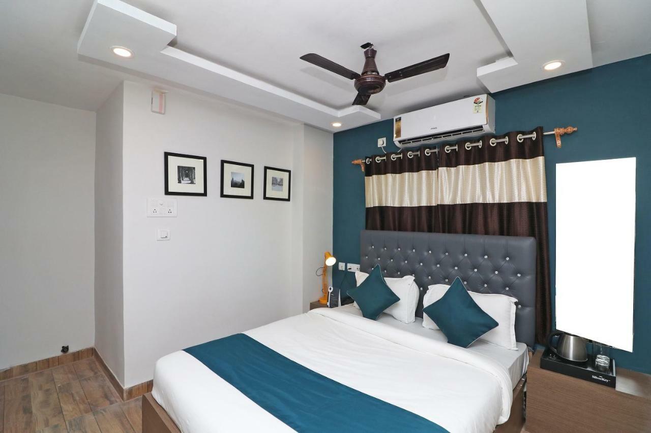 Silverkey Executive Stays 37812 Royal Crown Airport
